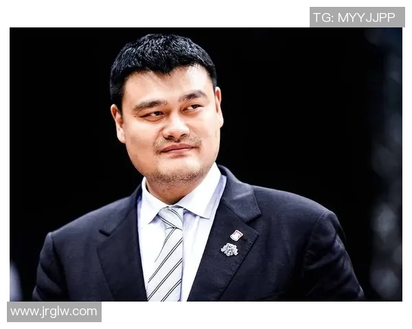 姚明传奇人生简历：从篮球场到国际舞台的辉煌历程