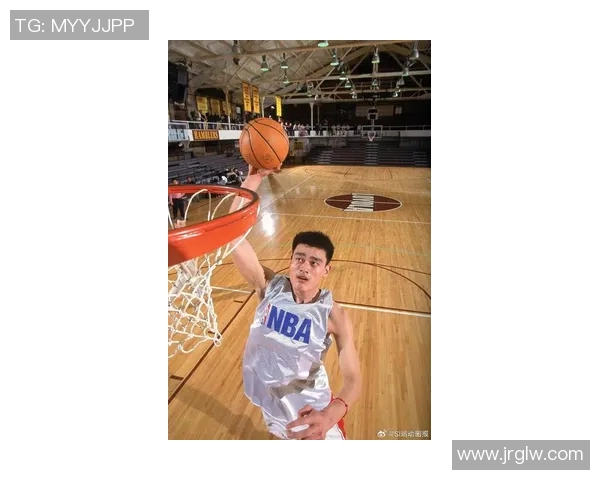 姚明在NBA赛场的惊艳表现令全美篮球迷为之震撼的传奇时刻