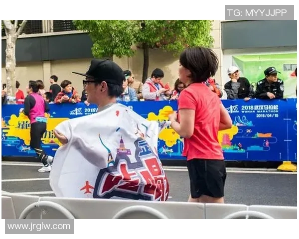 武汉街舞队在马拉松大满贯中的团队协作表现精彩回顾与点评